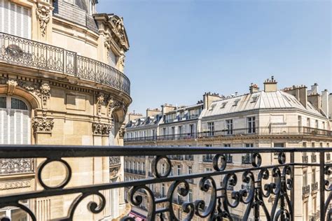 A Paris Pourquoi Les Immeubles Haussmanniens Ont Ils Un Balcon Aux