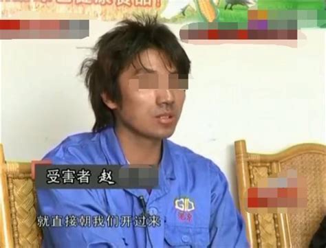 男子和2名女子车内亲热，被路过行人围观，随后开车撞向行人！