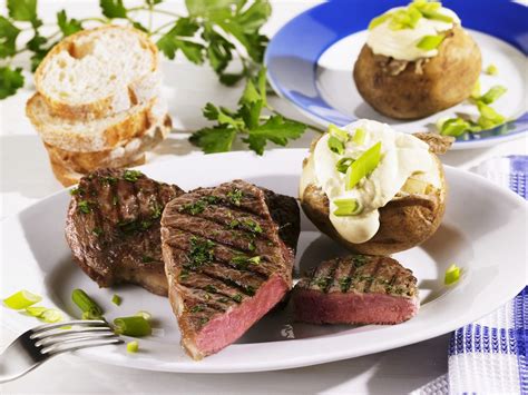 Rumpsteak Vom Grill Mit Backkartoffeln Und Sauerrahm Rezept Eat Smarter