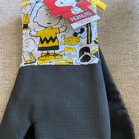 Peanuts Kitchen Peanuts Snoopy Charlie Brown Lucy Oven Mitts Nwt 2