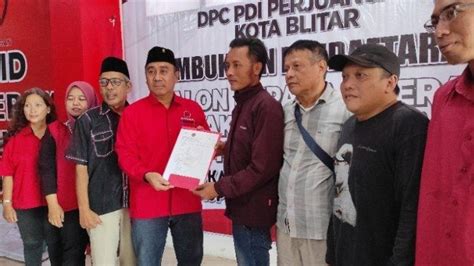 Didampingi Relawan M Trijanto Mendaftar Jadi Bacawali Blitar Lewat