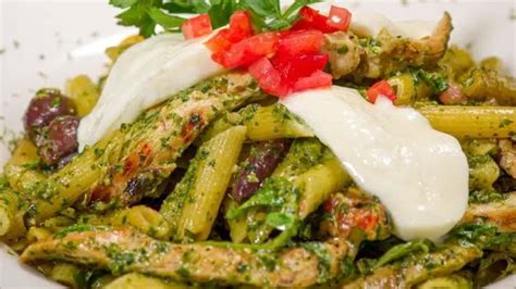 Salada de macarrão molho pesto veja como é fácil de preparar