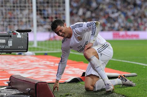 Cristiano Ronaldo injury: Real Madrid star exits early against Valladolid - SBNation.com