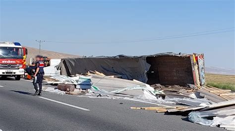 Alçıpan yüklü TIR devrildi sürücü ağır yaralandı