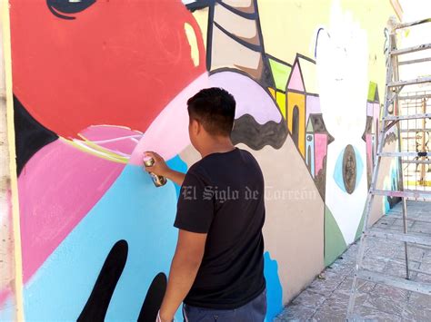 Artistas urbanos pintan murales en la Antigua Harinera edificio de Torreón