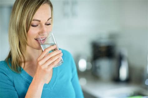 Bonita Rubia Bebiendo Un Vaso De Agua Foto Premium