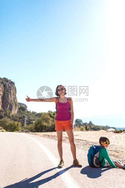 带着孩子搭便车的女人女孩赶上车布鲁内特背着包和年幼的儿子等待运输在土耳其搭便车男孩和他的母高清图片下载 正版图片505907116 摄图网