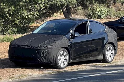 Nouveau Tesla Model Y le SUV électrique restylé a été aperçu et voici