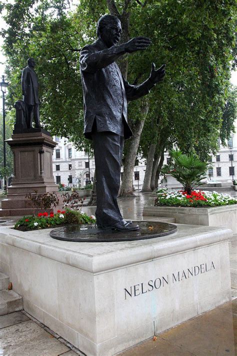 Statue of Nelson Mandela