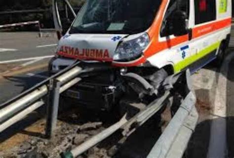 Incidente Folle Sulla Pontina Lauto Si Schianta Contro Lambulanza