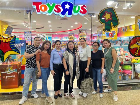 toysrus asia exec visits ph robinsons retail holdings