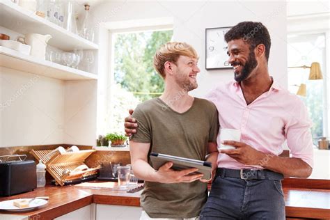 Hombre Gay Pareja Usando Digital Tableta En Casa En Cocina Juntos