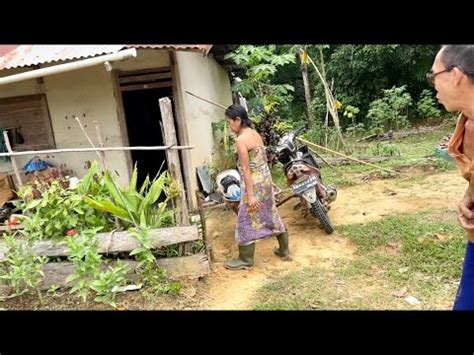 Suami Tionghoa Istri Dayak Pilih Tinggal Di Pondok Tengah Hutan