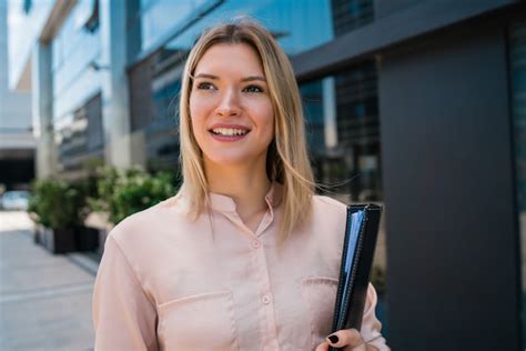 Retrato De Mujer De Negocios Joven De Pie Fuera De Los Edificios De Oficinas Concepto De