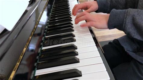 Manos Y Dedos J Venes Tocando Una Canci N En Las Teclas De Un Piano