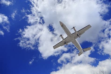 Vuelo De Los Aviones En Cielo Nublado Azul Imagen De Archivo Imagen