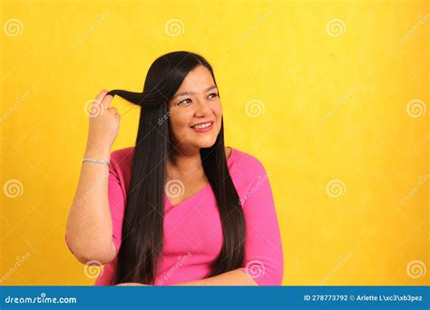 Volwassen Vetertiyearold Latina Vrouw Laat Tussen Haar Vingers Haar Lange Gezonde Glimmende En