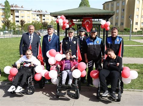 Bing L De Bedensel Engelli Ocuklara Ak L Tekerlekli Sandalye Hediye