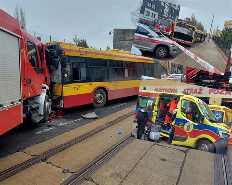 Wypadek W Odzi W Z Stra Y Po Arnej Zderzy Si Z Autobusem Mpk