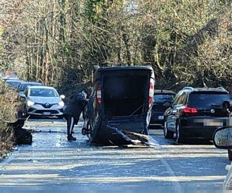 Incidente Su Via Dei Laghi Auto Cappottata E Lunghe File Ai Confini