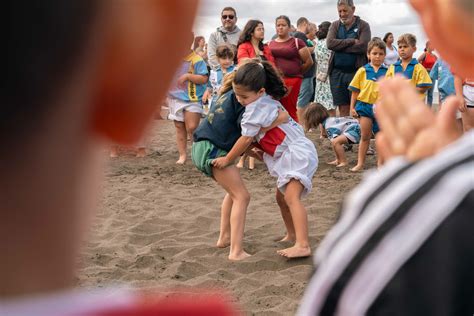 La Cantera De La Lucha Canaria De Gran Canaria Disfruta En La Playa De