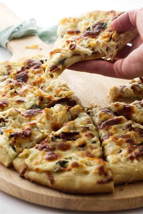 Chicken Spinach Pizza With White Garlic Sauce Savor The Best