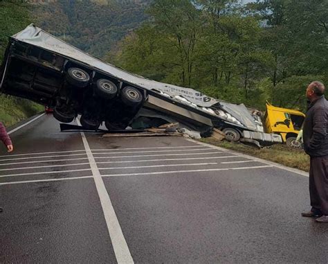 Accident rutier pe DN 7 Trafic blocat după ce un TIR s a răsturnat