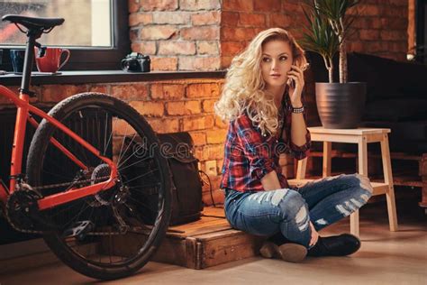 Het Sensuele Blonde Hipster Meisje Met Lang Krullend Haar Gekleed In