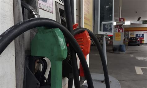 Gasolina volta a cair nos postos e preço médio do litro recua a R 5