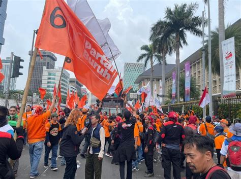 Bendera Partai Buruh Berkibar Saat May Day