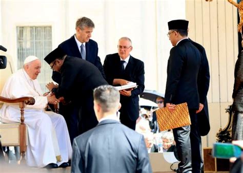 Indonesian Official Formally Invites Pope Francis For Visit LiCAS