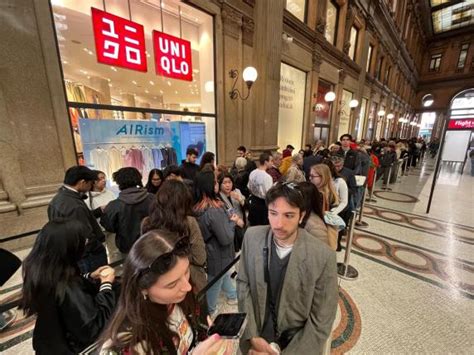 Uniqlo apre a Roma fila di clienti già dal mattino nella galleria