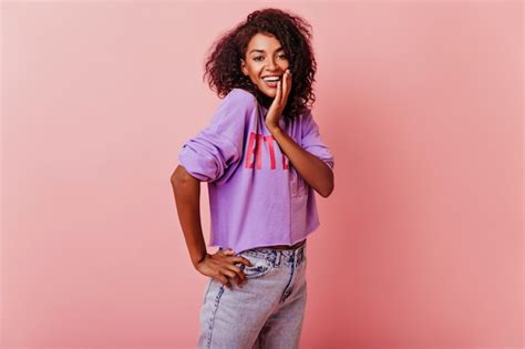 Mujer Linda Optimista Con Cabello Ondulado Que Expresa Emociones