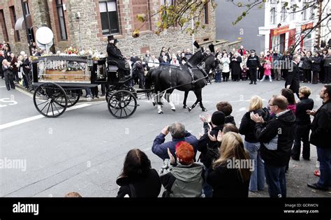 Norman Wisdom funeral Stock Photo - Alamy