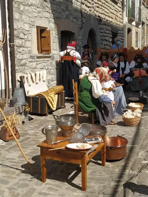 Edici N Del D A Del Traje Tradicional De Ans Im Genes