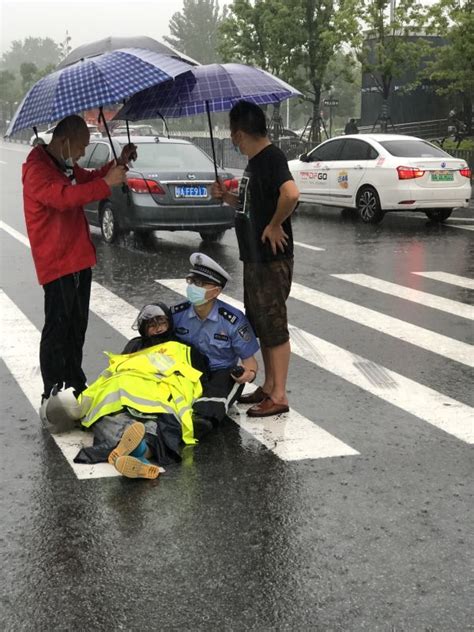 电动车主倒地昏迷 交警雨中跪地守护伤者 凤凰湖北