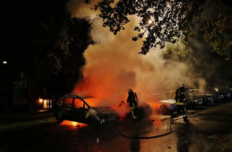 Brand In Schorndorf Zwei Fahrzeuge In Autohaus Brennen Aus