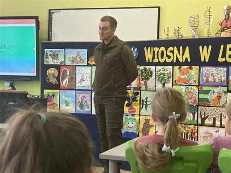 Zespół Szkół w Bukowsku Wiosna w lesie spotkanie z Leśnikiem