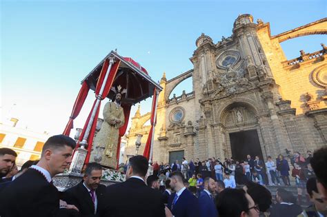 El Señor del Consuelo reúne a los cofrades de Jerez en el Vía Crucis de