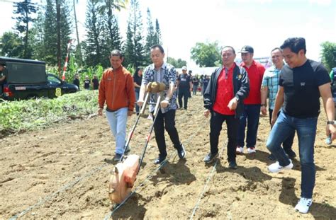 Di Perkebunan Wailan Caroll Senduk Bersama Ketua Tp Pkk Canangkan