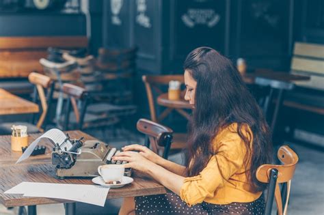 Femme Assise Et écrit Quelque Chose Sur La Machine à écrire Dans La