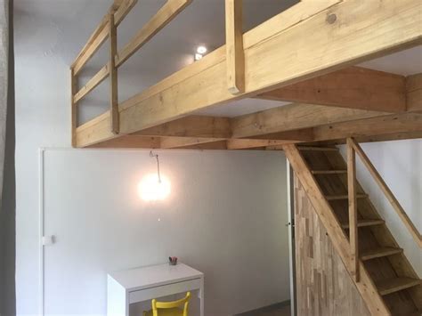 Création d une mezzanine suspendue avec rangements sous l escalier par