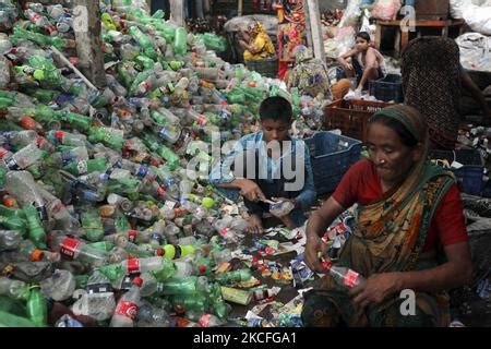 Les Femmes Qui Travaillent Passent Par Des Bouteilles En Poly Thyl Ne