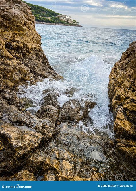 Tiro Vertical De Olas De Mar Que Golpean Una Costa Rocosa En Dubrovnik