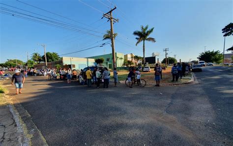 Fila Em Ag Ncia Da Caixa Para Saque Do Aux Lio De R Dobra Esquinas