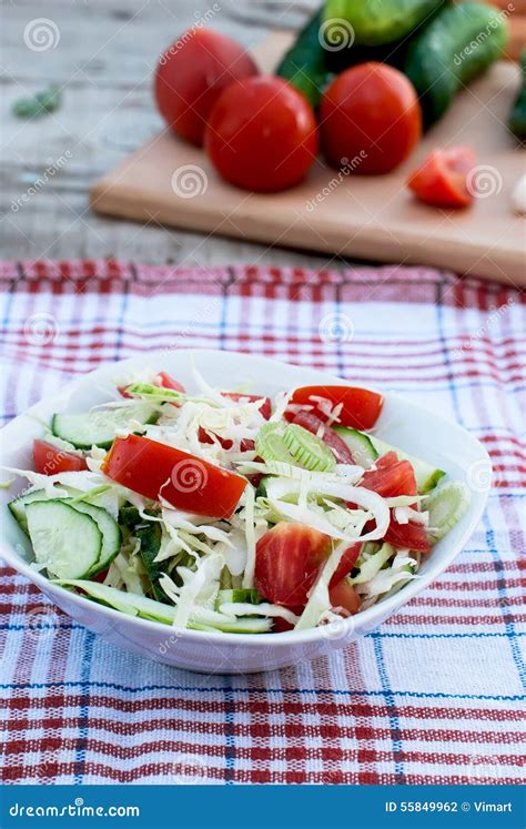 Salade In Een Kom Van Tomaat Komkommer Stock Foto Image Of Gemengd