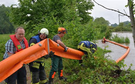 Feuerwehr errichtet Ölsperren in der Ablach