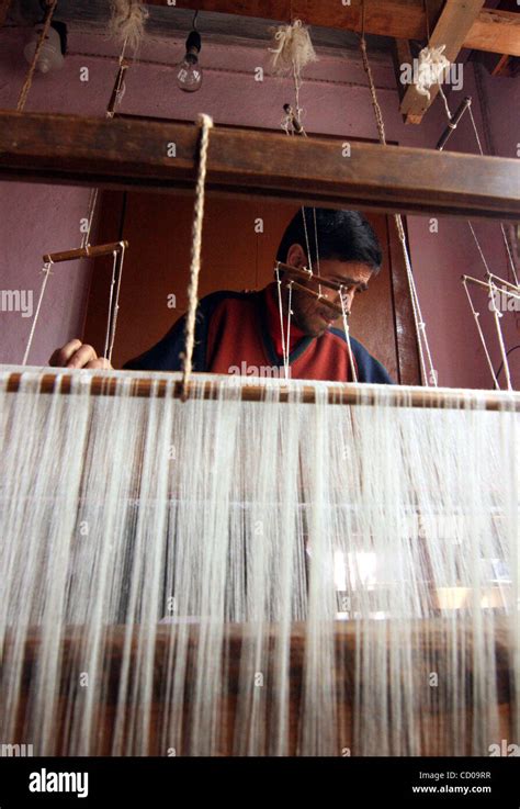 kashmiri muslim weaving  pashmina shawl   handloom  srinagar