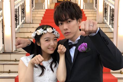 上白石萌音×佐藤健、結婚指輪輝くウェディング姿にファン悶絶「最高のオフショット」 Girlswalker