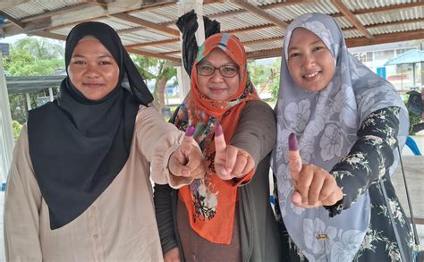 Prk Parlimen Kemaman Pasangan Tentera Selesai Mengundi Awal Kosmo